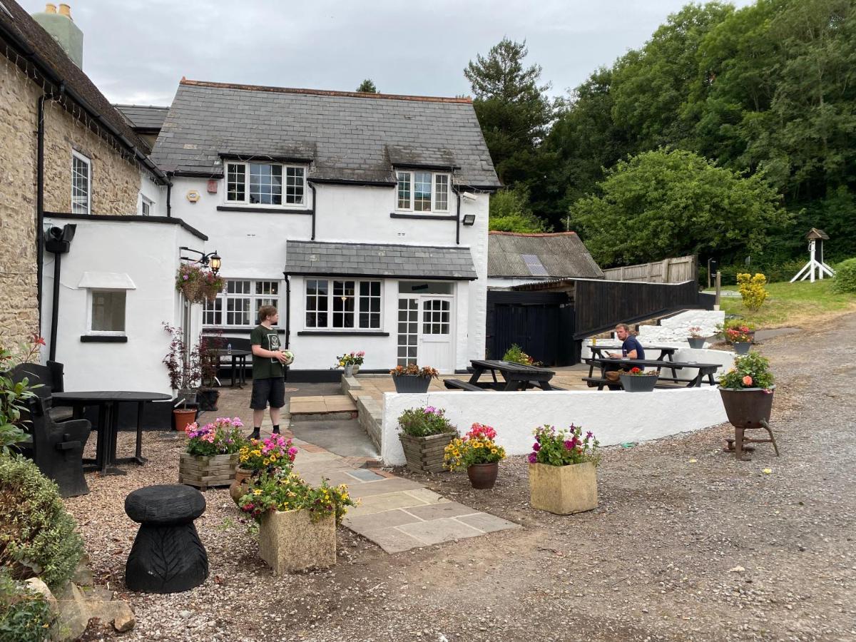 Chainbridge Usk Riverside Gastro Pub And Accommodation Trostrey Exterior photo